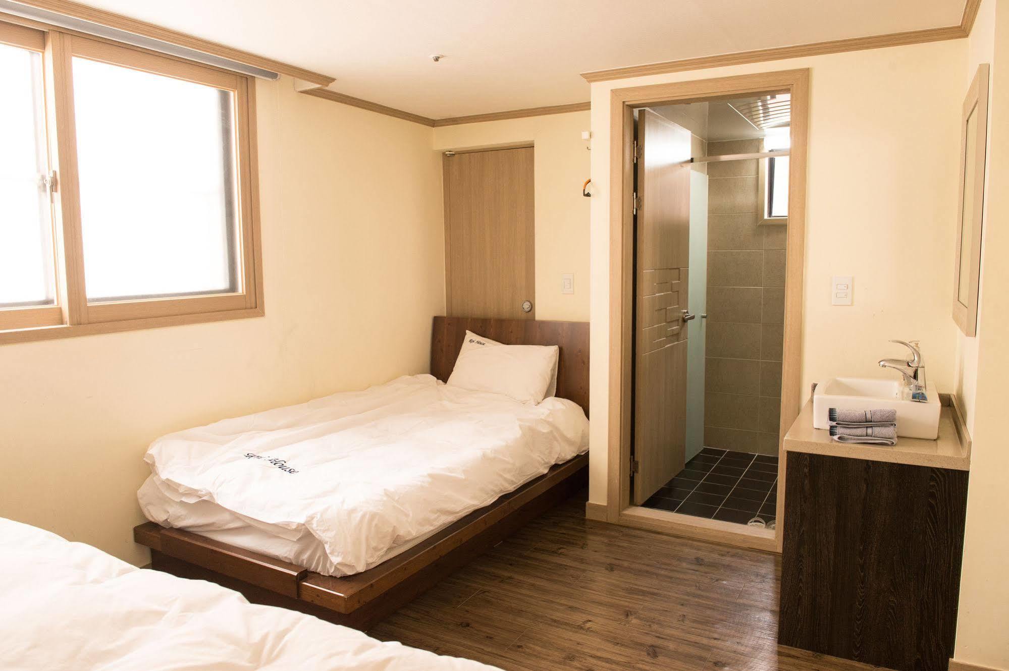 Roi House 2*